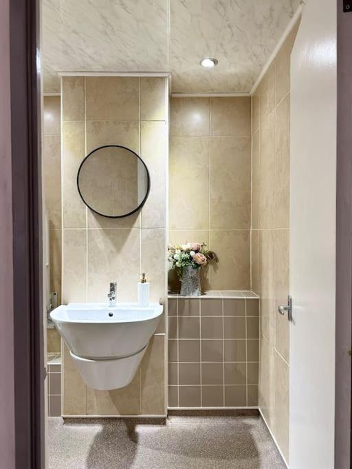 6 Guests House Old Trafford,Media City,City Centre, Free Parking Manchester Exterior photo
